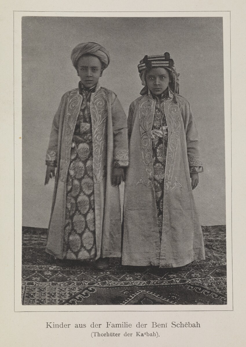 'Kinder aus der Familie der Benī Schēbah'. Photographer: Christiaan Snouck Hurgronje [&lrm;16r-c] (1/1)