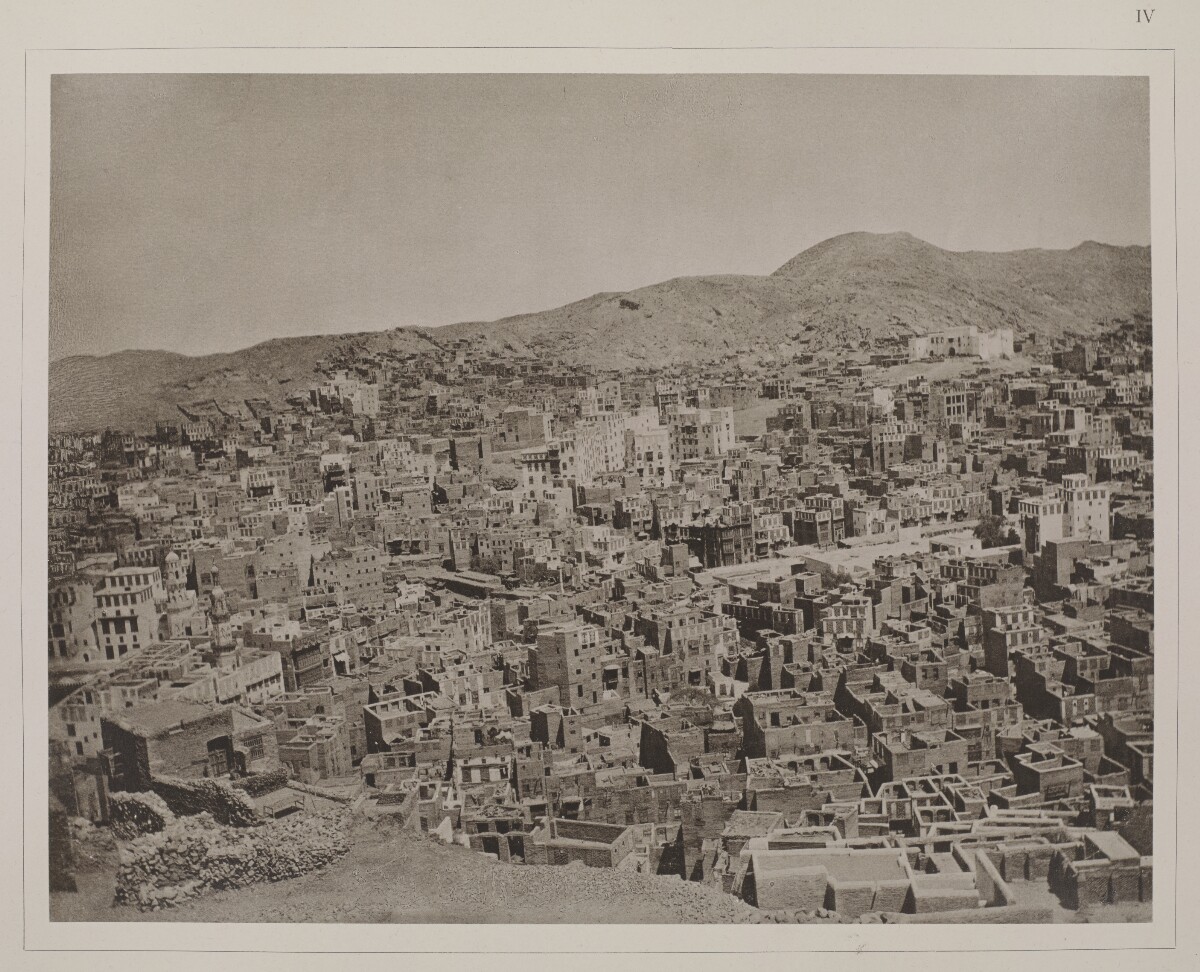 'Dritte Ansicht der Stadt Mekka: links die nördliche Ecke der Moschee; ein wenig südostlich von derselben das Bāb ès-salām, durch welches die Pilger in die Moschee eintreten'. Photographer: al-Sayyid ʻAbd al-Ghaffār [&lrm;4r] (1/1)